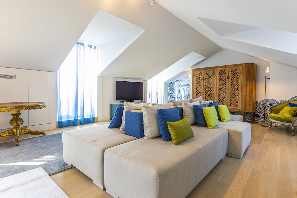 Chiado Rooftop Apartment by Cadenzalux