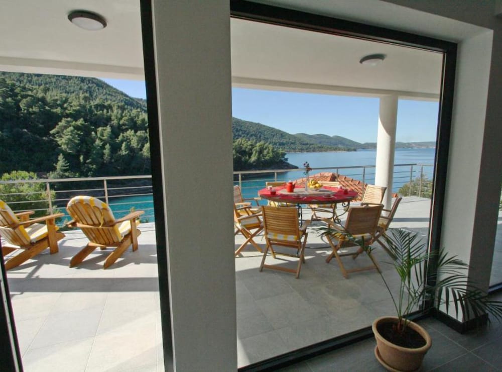 Beachfront Luxury Villa With Private Pool and Stunning Sea Views