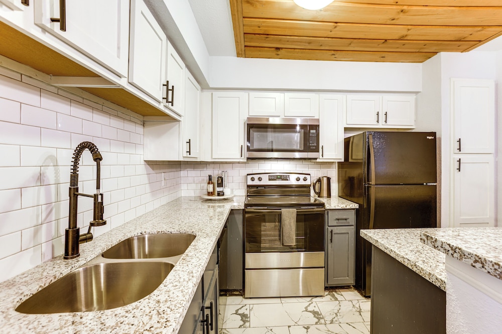 Pet-friendly Condo w/ Pool Access in Houston