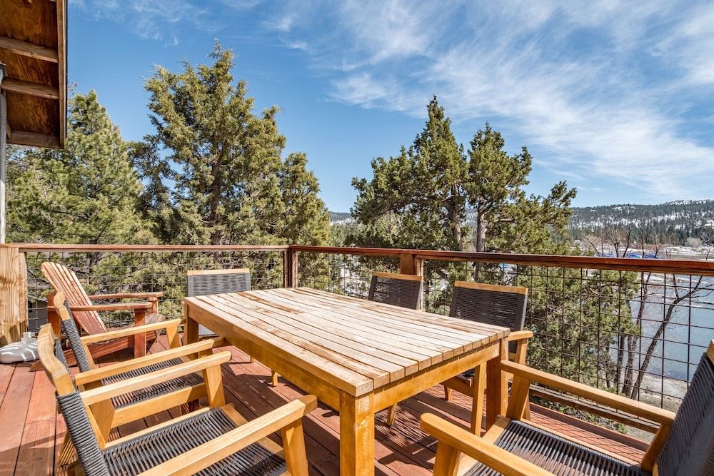 Lakefront Lodge by Avantstay Lakefront Cabin w Hot Tub