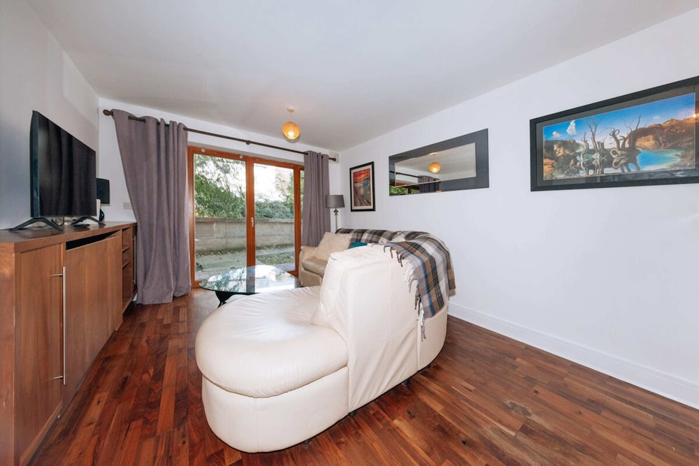 Exhilarating 2BD Flat With Outdoor Patio, Dublin!
