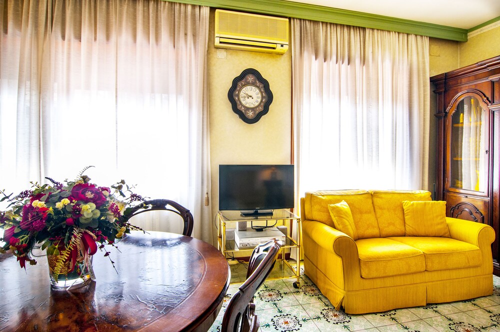 Aurelio & Vaticano Elegant Flat
