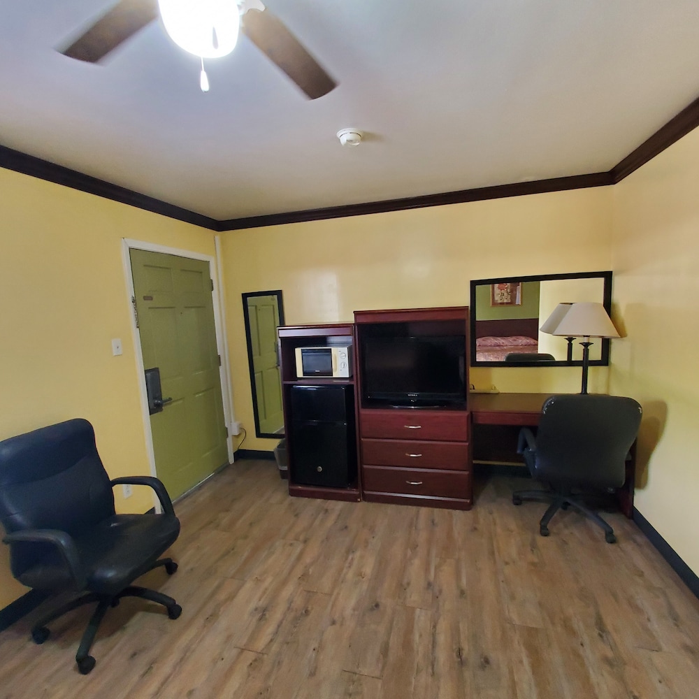 Vanguard Motel view 3