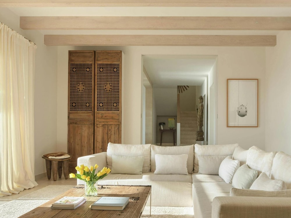 Villa in Tranquil Hillside Location