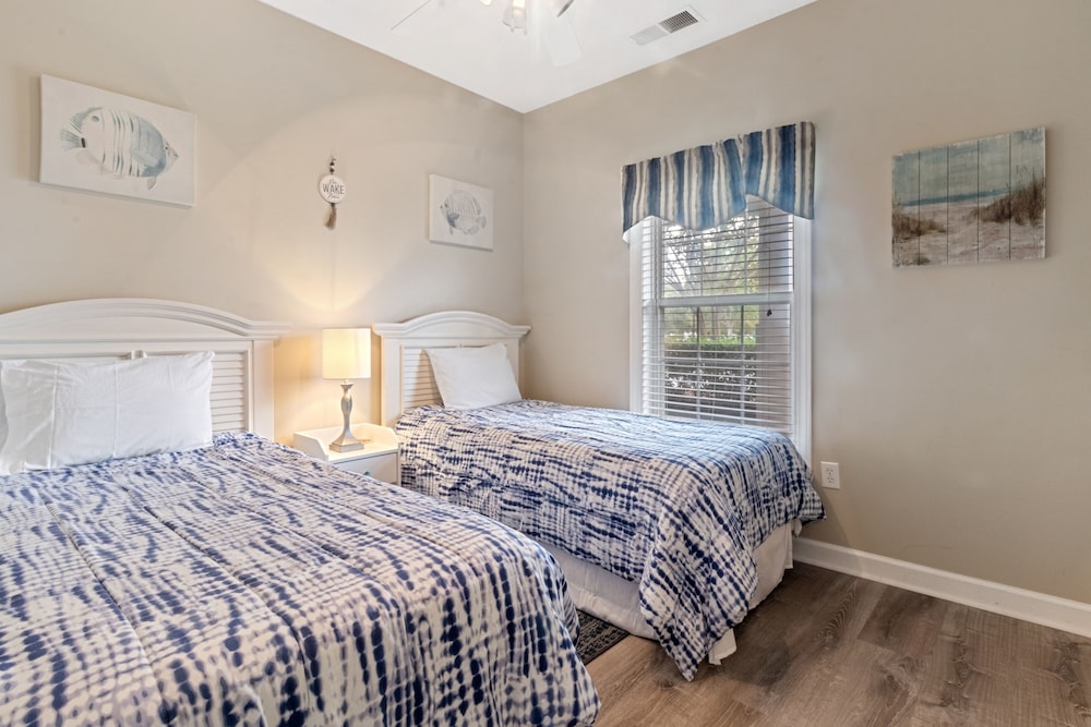 Wedgewood #413 2 Bedroom Condo by RedAwning view 5