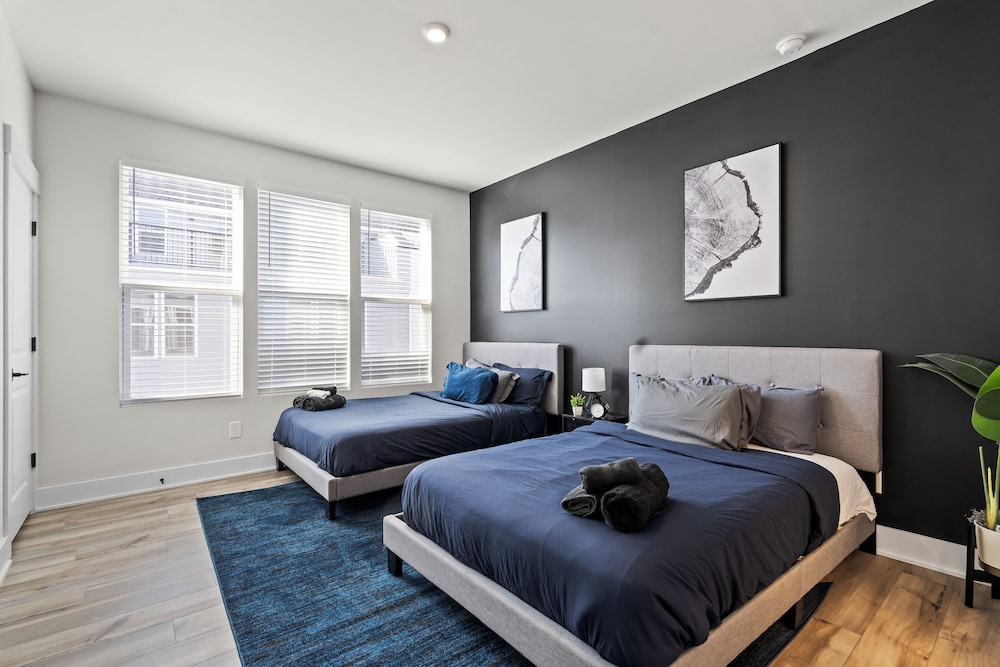 Luxe King 4BR Townhouse in Uptown CLT