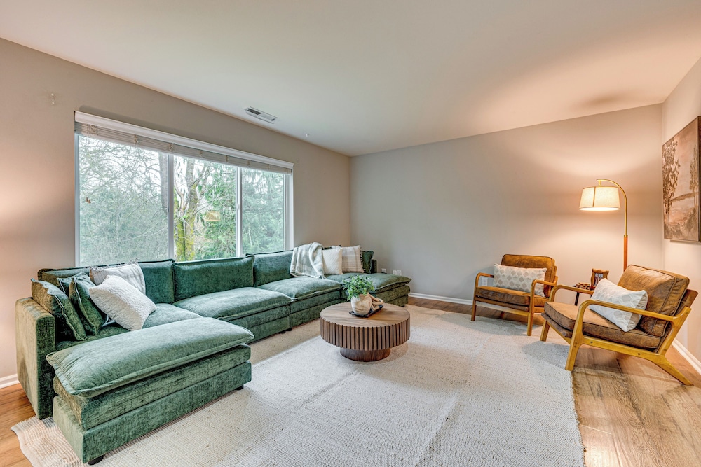 Game Room & Deck: Family-friendly Tumwater Gem
