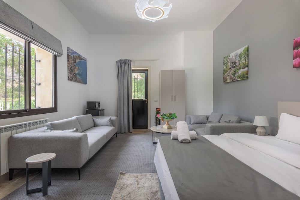 Pearl of Faqra Studios & Apartments