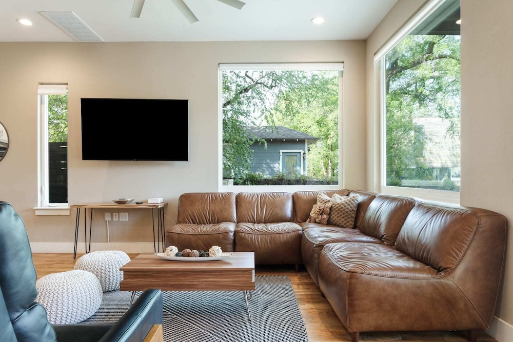 Newly Built Poolside Home w Balcony BBQ