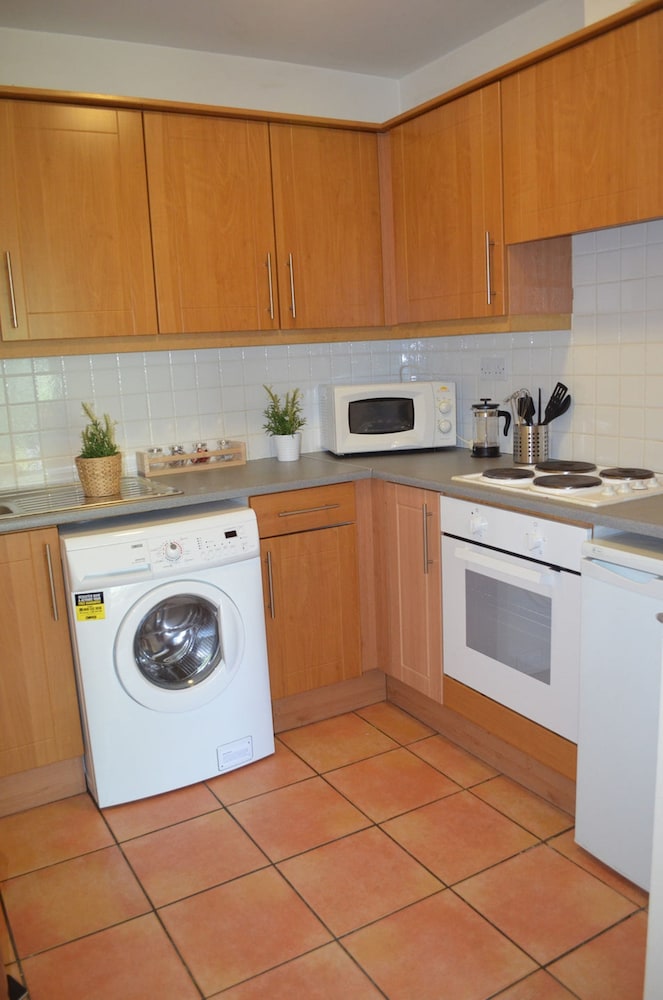 MetroStays - Riverside Apartment