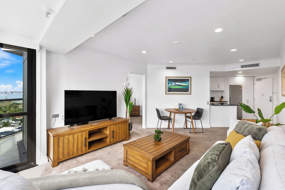 Modern 1BR w Pool/Gym Steps to Beach: Zodiak Stays