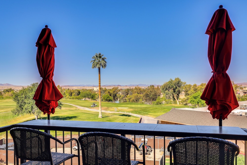 London Bridge Views: Havasu Condo on Golf Course