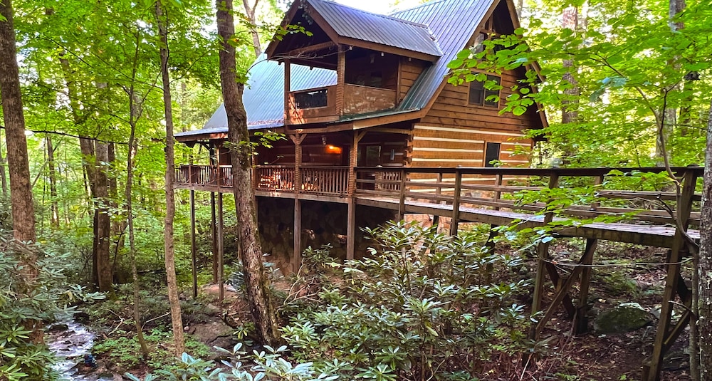Streamsong Secluded Creek View Cabin with Hot Tub and Pool Table by RedAwning
