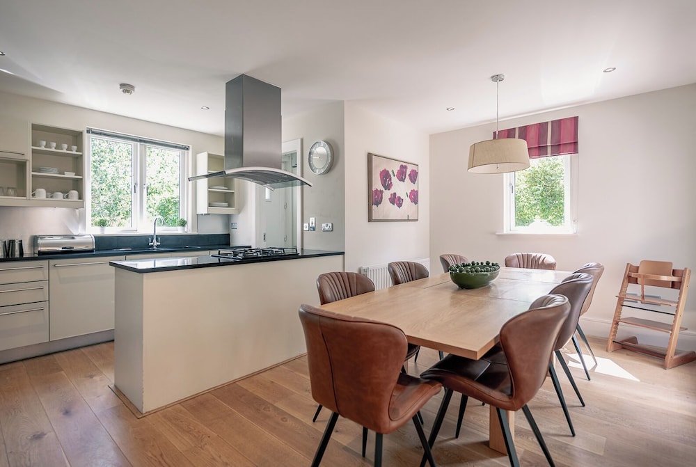 Spacious Kenmare Home to Sleep 8 Free use of Pool Onsite