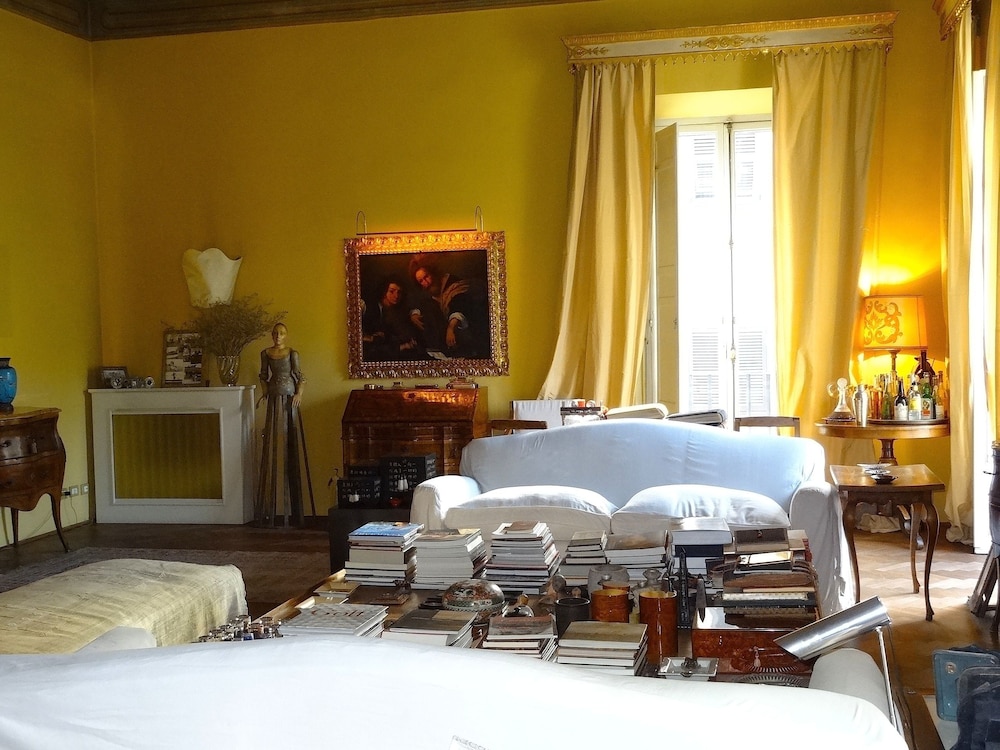In Rome, Aristocratic, 3 Bedroom in Elegant, Historic Palace 3 Bedrooms 3 Bathrooms Apts