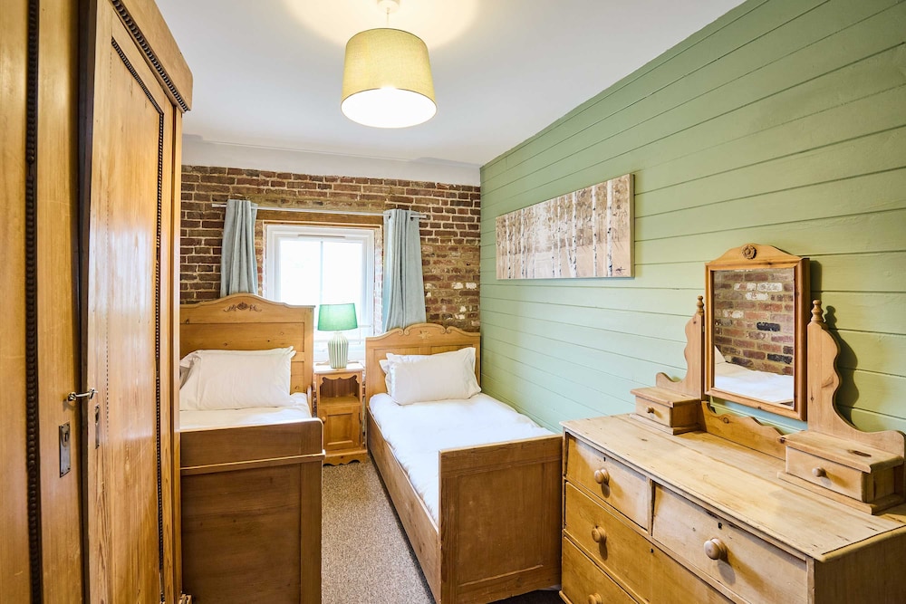 Host Stay West Barn