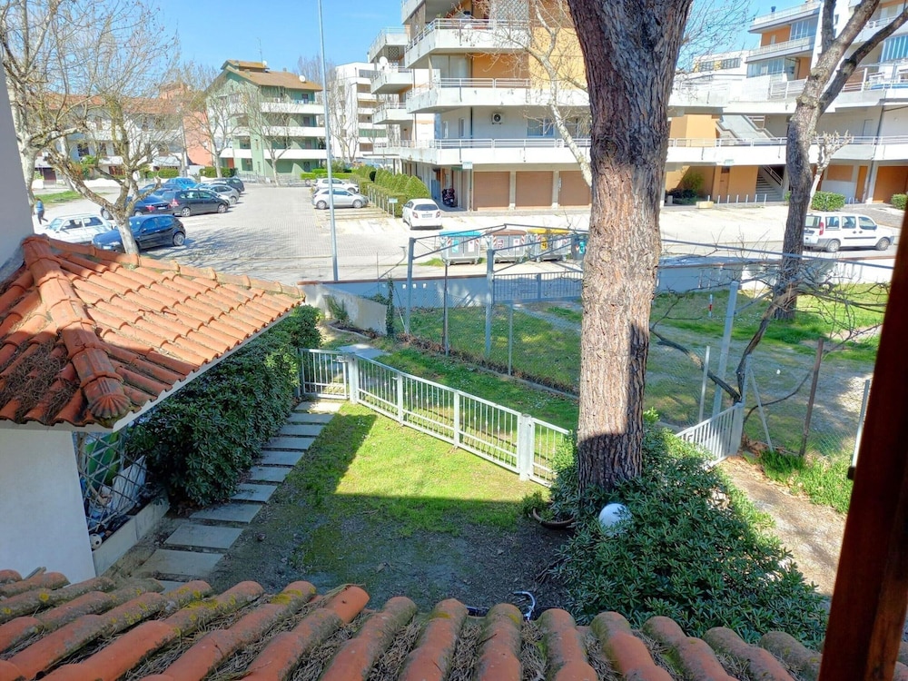 Charming Villa With Garden photo 4