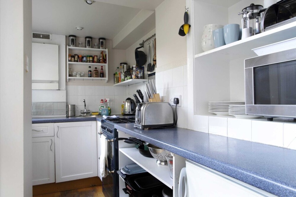 Central and Spacious 2 Bedroom Flat With Garden