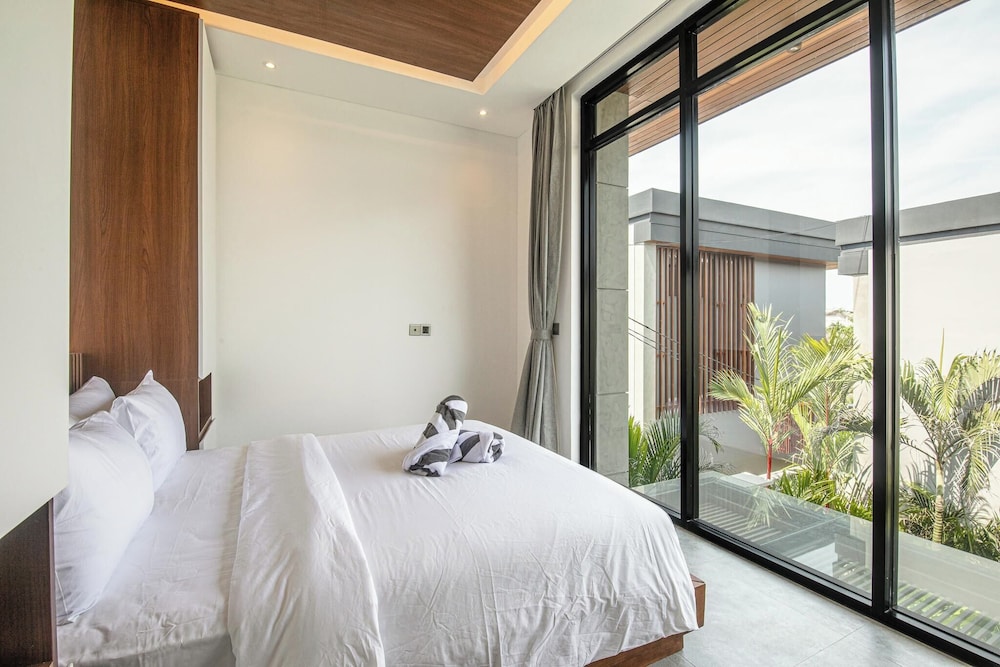 Tropical Elegance 5BR Canggu Villa Near Beach