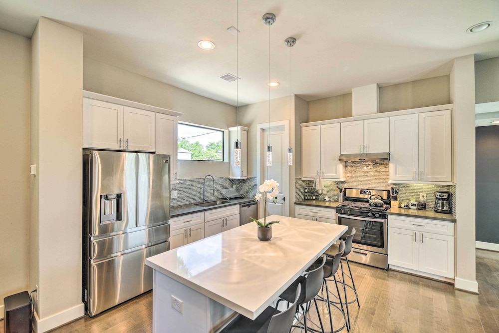 Stylish Houston Townhome ~ 3 Mi to Downtown! view 4