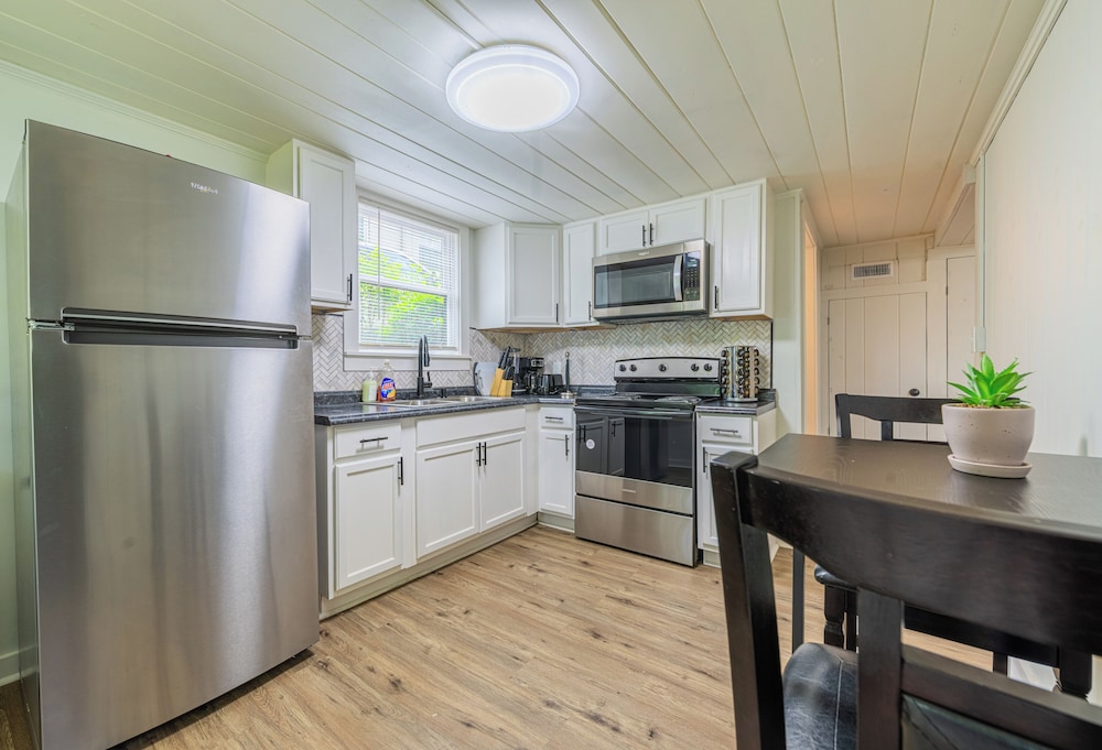 Modern Comfort - 1BR Cozy Retreat