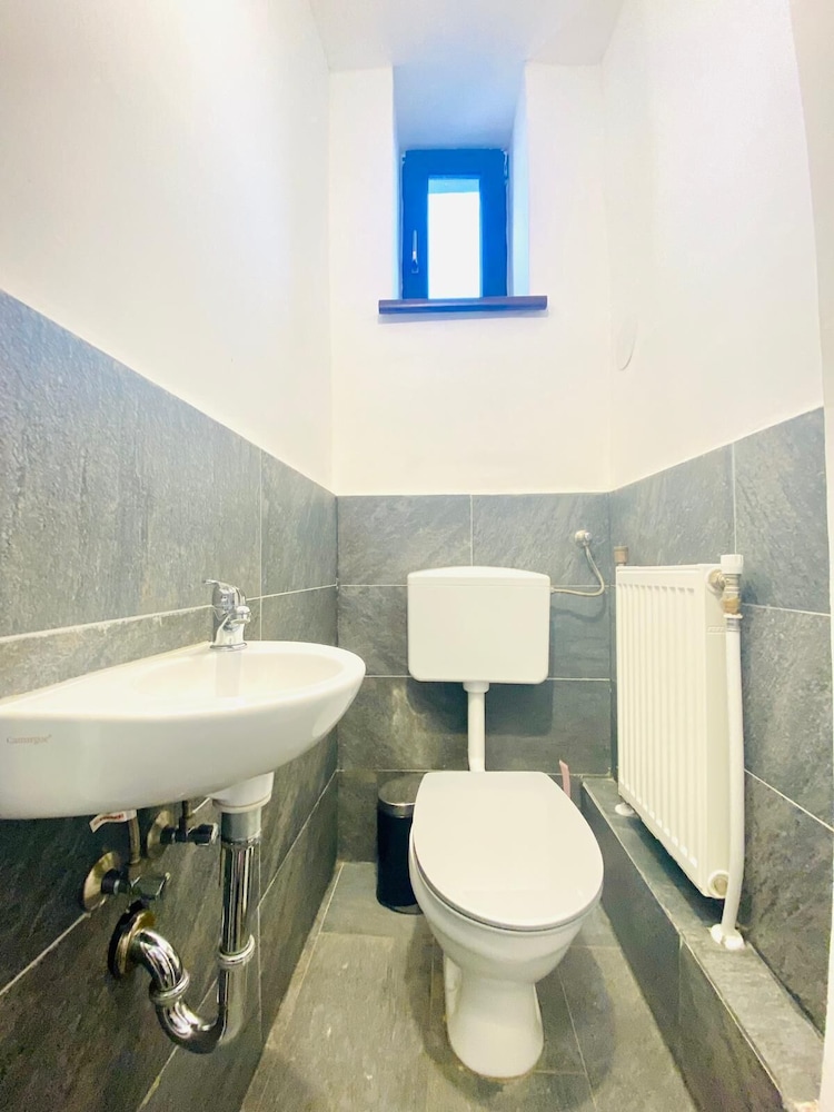 4BR Apartment for 15 Near Danube