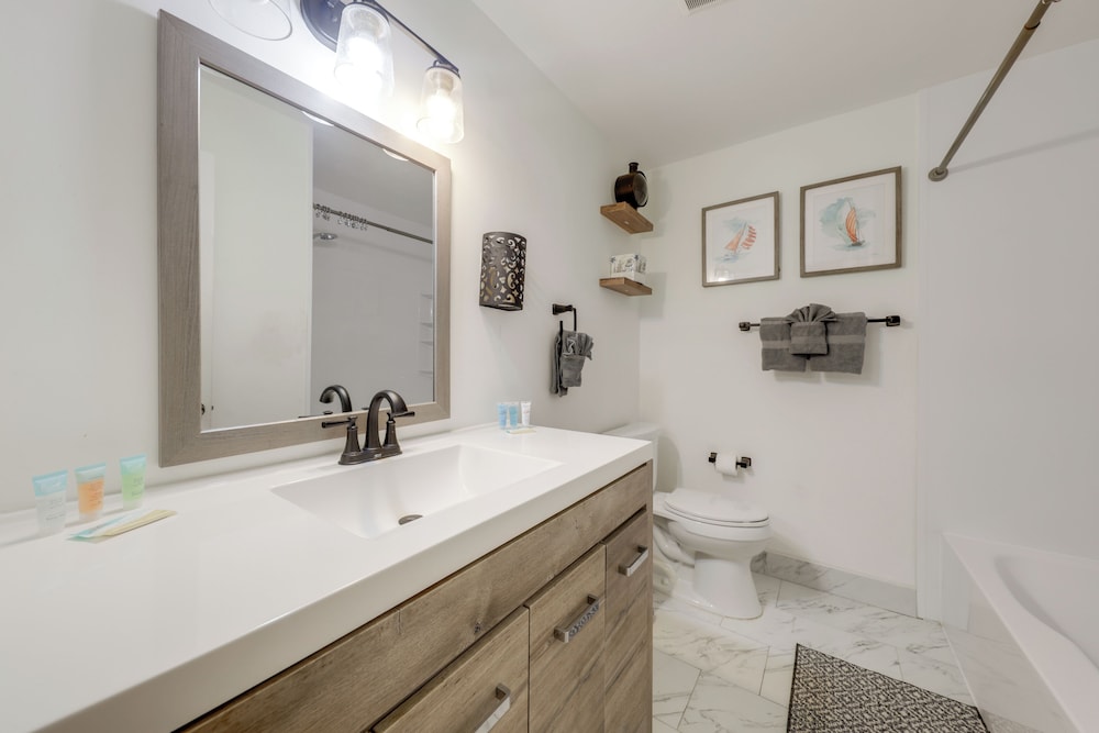 Fishing Dock & Canal Views: Fort Lauderdale Home!
