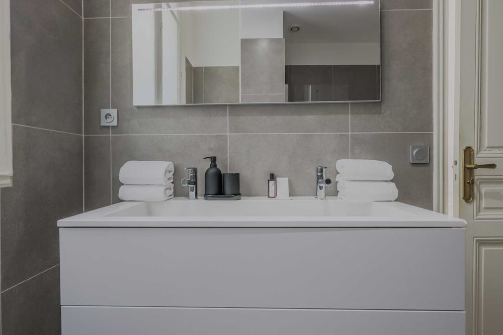 Spacious Apartment - 5br/12p - Chaillot