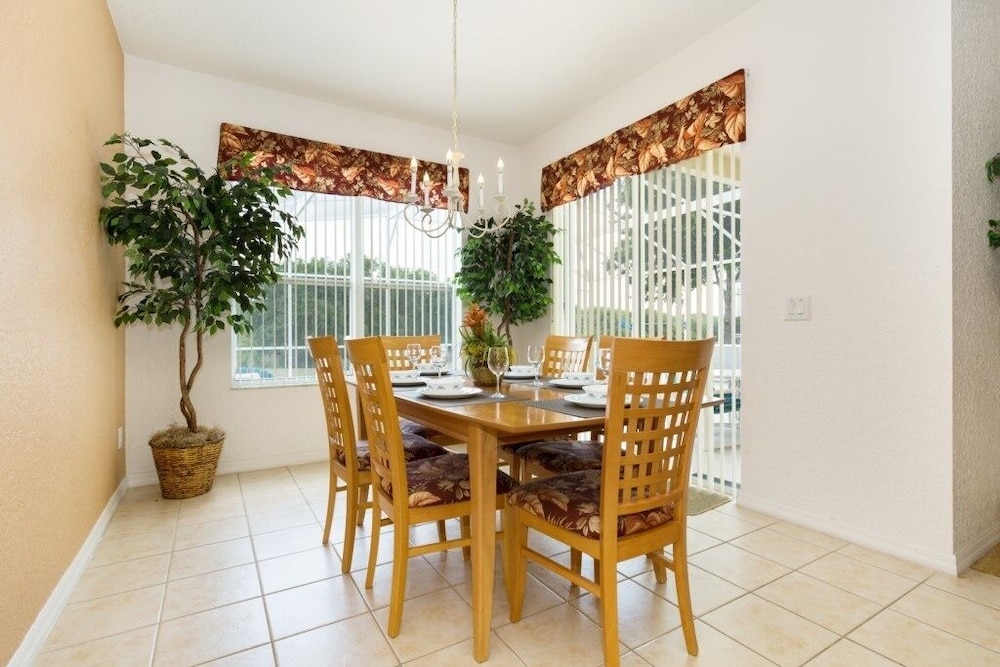 Stunning Golf Community Villa W/ Pool Near Disney 4 Bedroom Villa