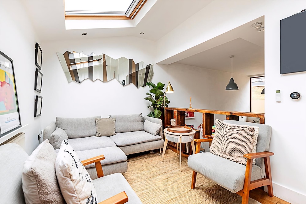 Modern & Airy 2-bed Gem in Trendy Stoke Newington