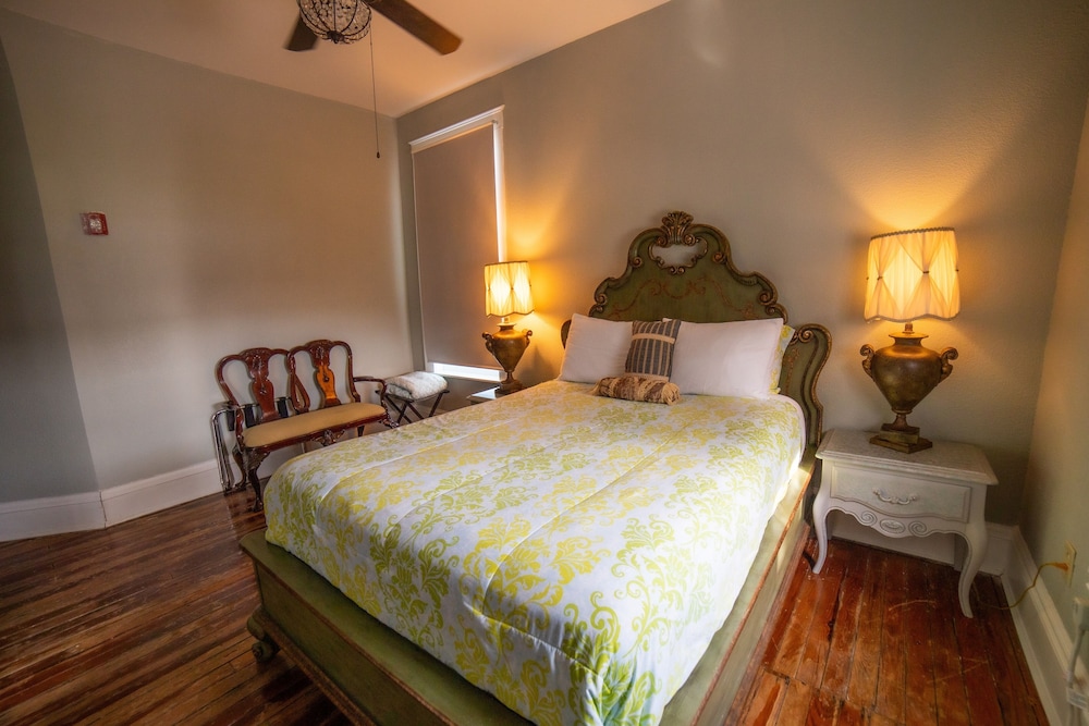 Oak Tree Hotel