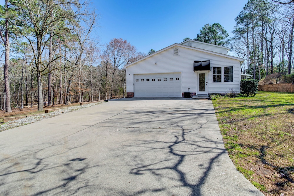 Near Lake Murray: Family Getaway w/ Screened Porch