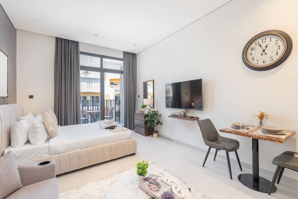 Spacious and Stunning Studio in The Heart of JVC
