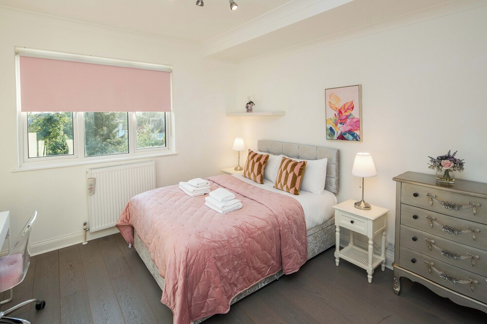 Luxurious 6-bed House With Pool and Free Parking