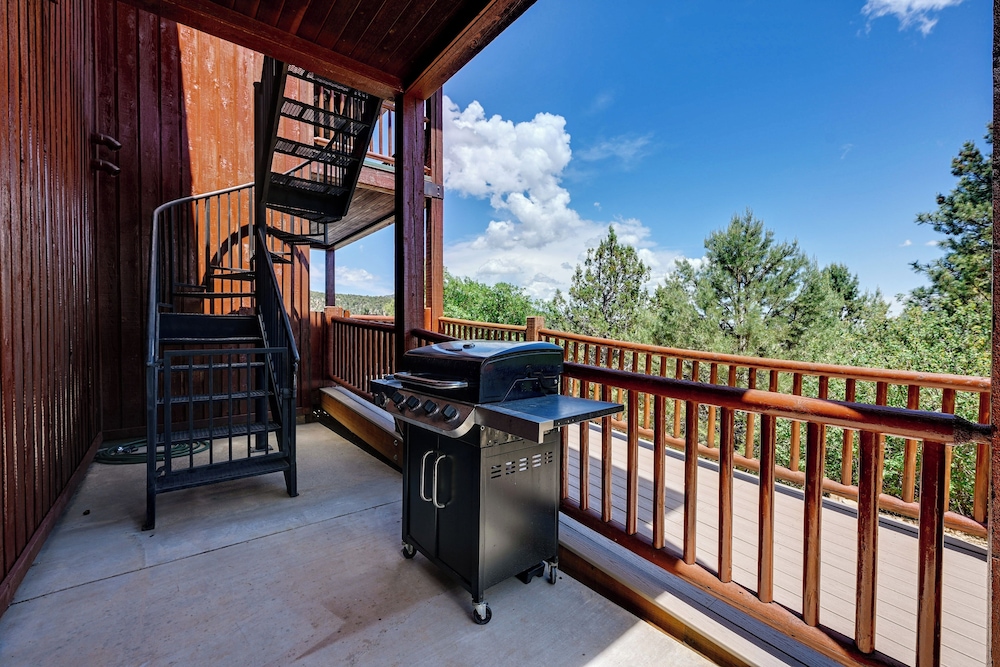 Hot Tub, Game Room: Mtn-view Cabin 9 Mi to Zion