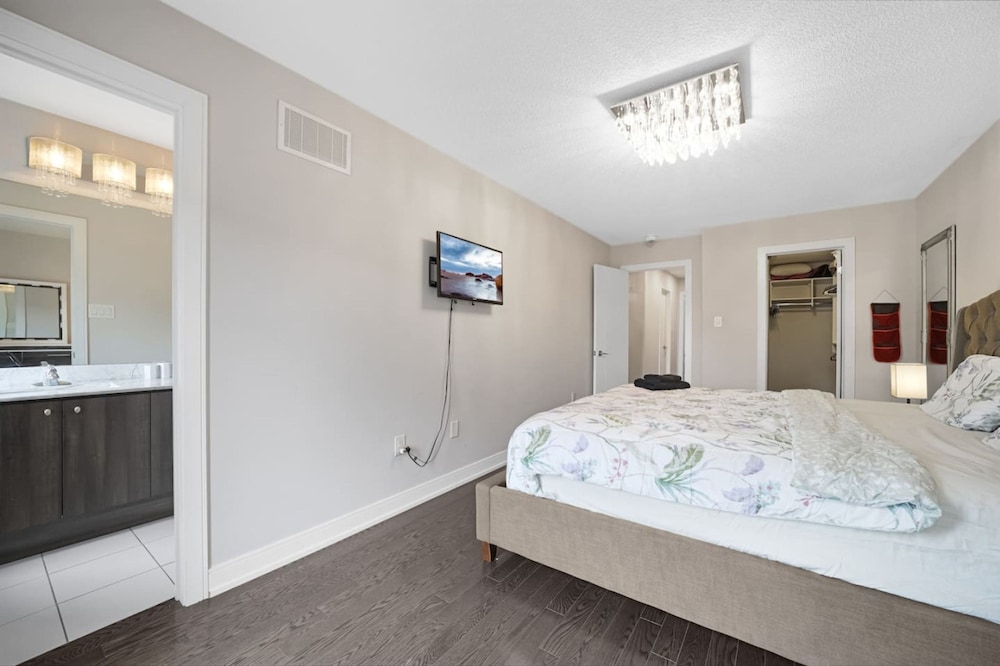 Family-friendly 3BR Mississauga Home w Parking