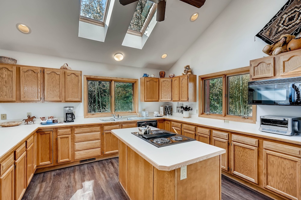 Spacious 4bdrm /sleeps 10, Stunning Views, Fireplaces 4 Bedroom Home by RedAwning