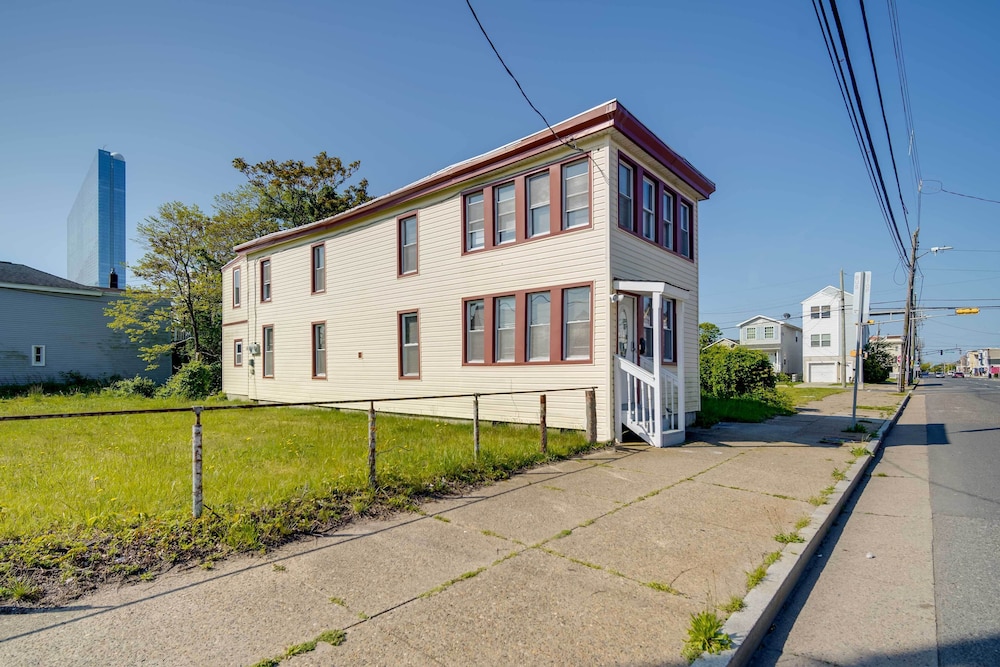 Cozy Atlantic City Getaway ~ 3 Blocks to Ocean! view 4