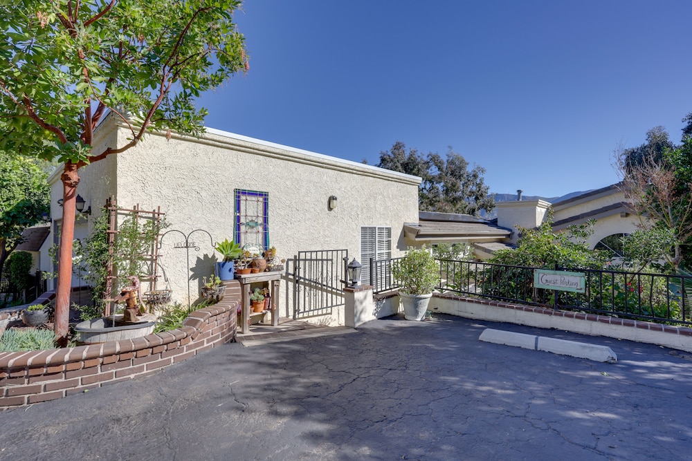Chic Peaceful Retreat 16 Mi to Beaches & Wineries!