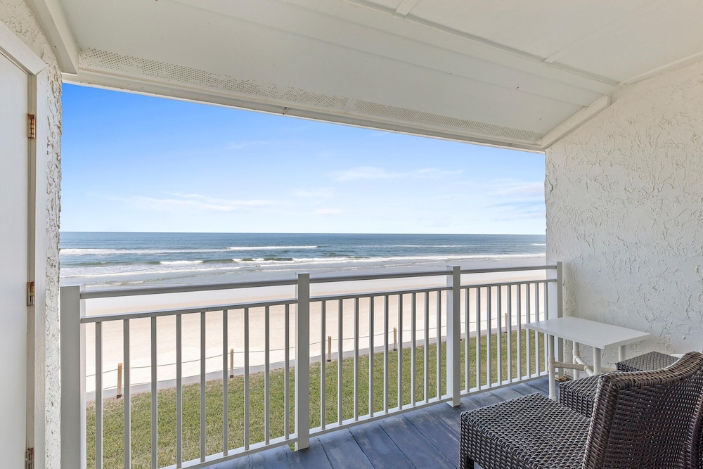 Colony Beach Club 223
