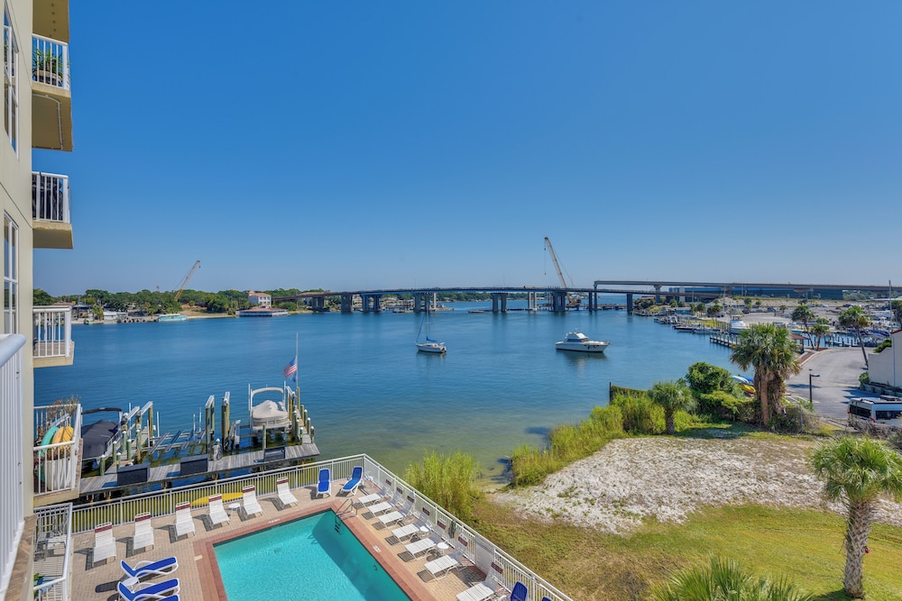 Walk to Sand! Modern Okaloosa Island Condo