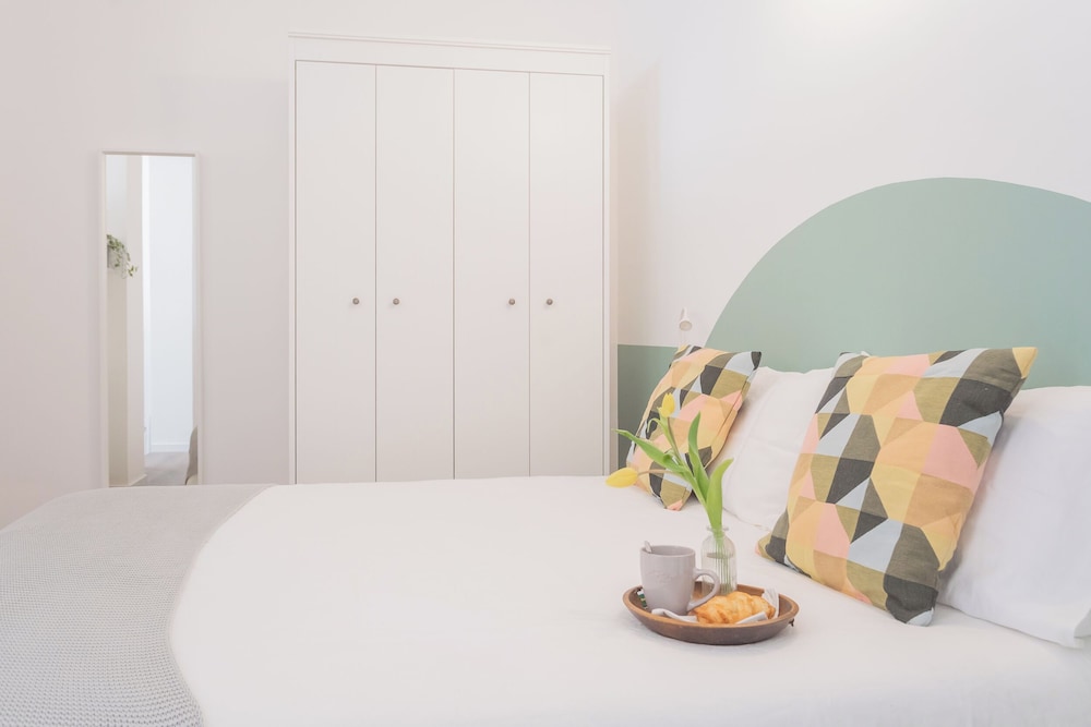 A Step From the Dome Apartment by Rent all Como