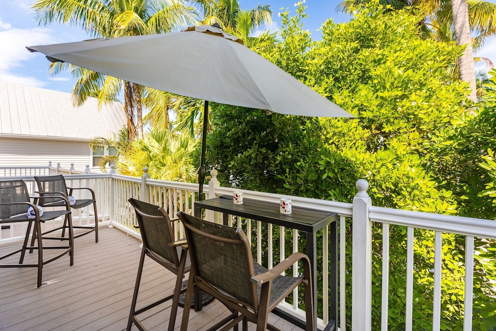 Parrot Perch by Avantstay Old Town Key West w Shared Pool Week Long Stays Only