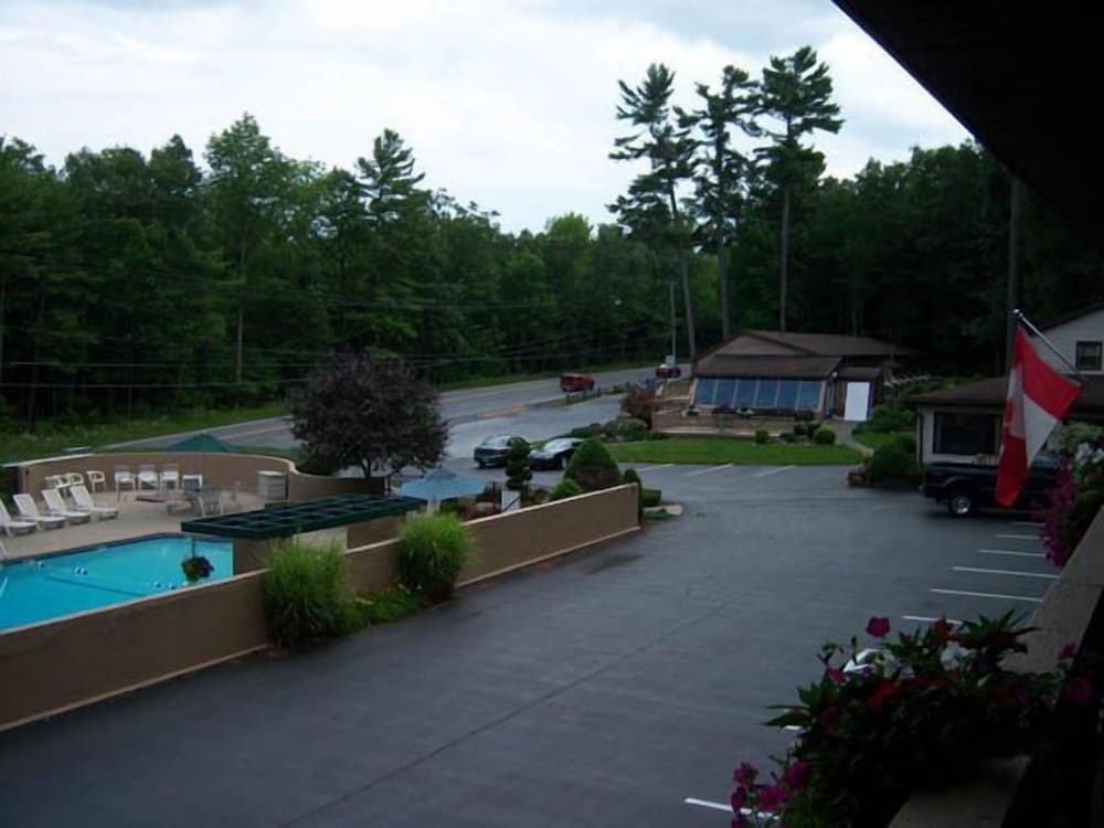 Tall Pines Motel
