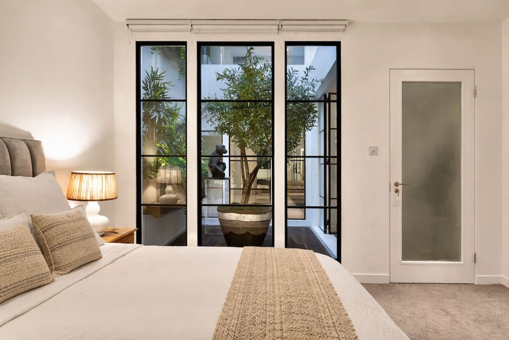 London Mews Home w Glass Atrium Terrace