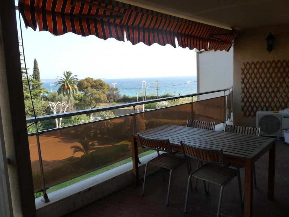 Two Bedroom Apartment Near the Beach in Cannes Terrace and Aircon - 814
