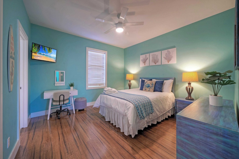 Sleeps 19 2 Homes w/ Pool, Foosball+shuffleboard Mins to the Beach + Shops