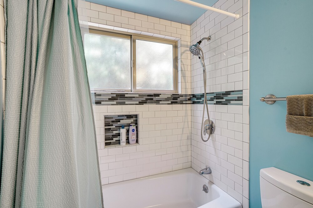 Near Golf, Trails & Parks: Lush Pinole Retreat