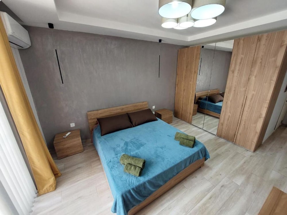 Modern 3BR Apt With Large Balcony
