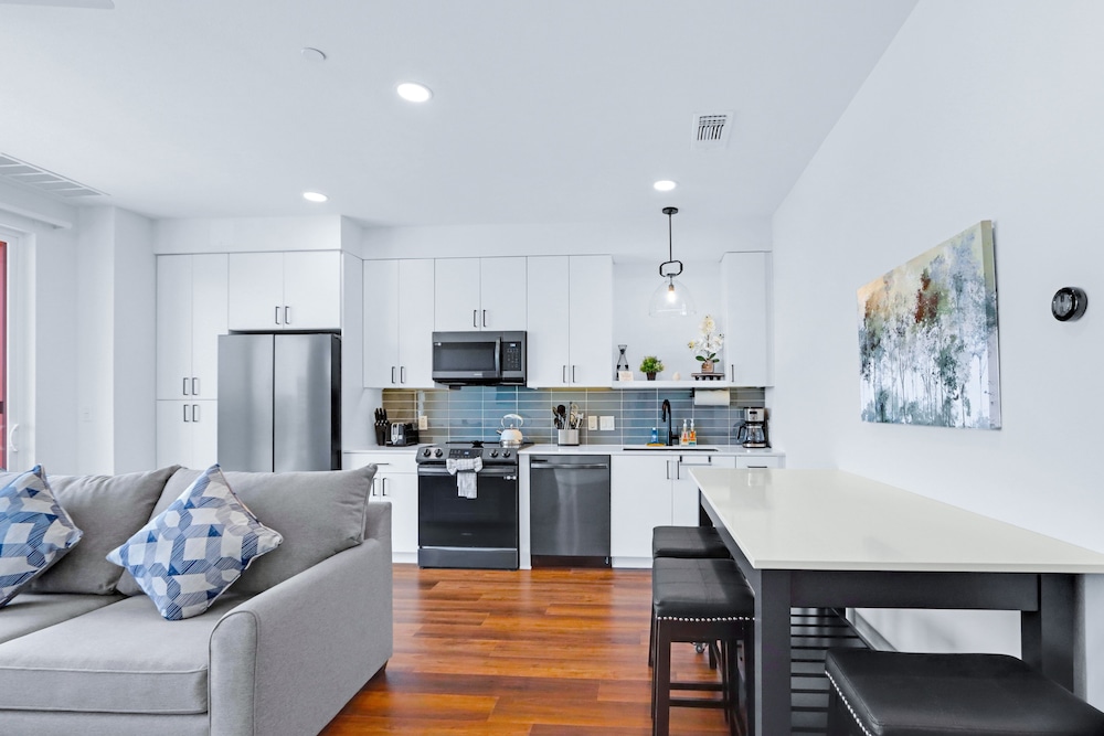 Chic Condo Minutes to Downtown, Gruene, & More